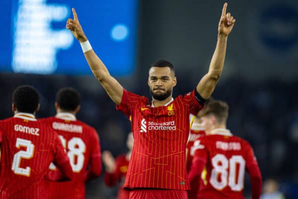 BRIGHTON & HOVE, INGHILTERRA - mercoledì 30 ottobre 2024: Cody Gakpo di Liverpool festeggia dopo aver segnato il gol di apertura durante la partita del 4° round della Football League Cup tra Brighton & Hove Albion FC e Liverpool FC all'AMEX Community Stadium. (Foto di David Rawcliffe/Propaganda)