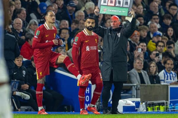 BRIGHTON & HOVE, INGHILTERRA - mercoledì 30 ottobre 2024: I sostituti del Liverpool Darwin Núñez (L) e Mohamed Salah si preparano ad accendersi durante la partita del 4° round della Football League Cup tra il Brighton & Hove Albion FC e il Liverpool FC all'AMEX Community Stadium. (Foto di David Rawcliffe/Propaganda)