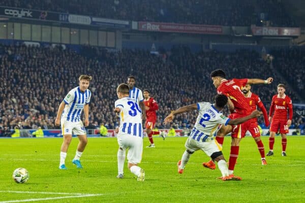 BRIGHTON & HOVE, INGHILTERRA - mercoledì 30 ottobre 2024: Luis Díaz di Liverpool segna il terzo gol durante la partita del 4° round della Football League Cup tra il Brighton & Hove Albion FC e il Liverpool FC all'AMEX Community Stadium. (Foto di David Rawcliffe/Propaganda)