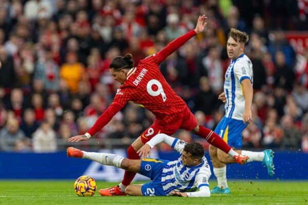 LIVERPOOL, INGHILTERRA - Sabato 2 novembre 2024: Darwin Núñez di Liverpool durante la partita della fa Premier League tra il Liverpool FC e il Brighton & Hove Albion FC ad Anfield. (Foto di David Rawcliffe/Propaganda)