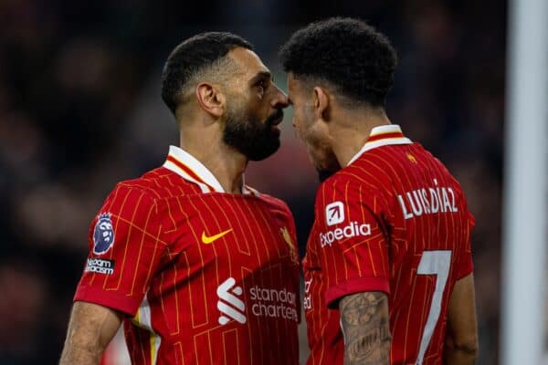 LIVERPOOL, INGHILTERRA - sabato 2 novembre 2024: Mohamed Salah (L) di Liverpool festeggia con il compagno di squadra Luis Díaz dopo aver segnato il secondo gol durante la partita della fa Premier League tra il Liverpool FC e il Brighton & Hove Albion FC ad Anfield. (Foto di David Rawcliffe/Propaganda)