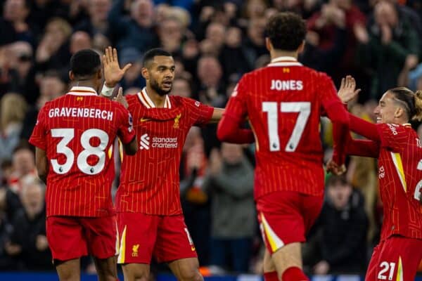 LIVERPOOL, INGHILTERRA - sabato 2 novembre 2024: Cody Gakpo di Liverpool festeggia dopo aver segnato il primo gol di equalizzazione durante la partita della fa Premier League tra il Liverpool FC e il Brighton & Hove Albion FC ad Anfield. (Foto di David Rawcliffe/Propaganda)