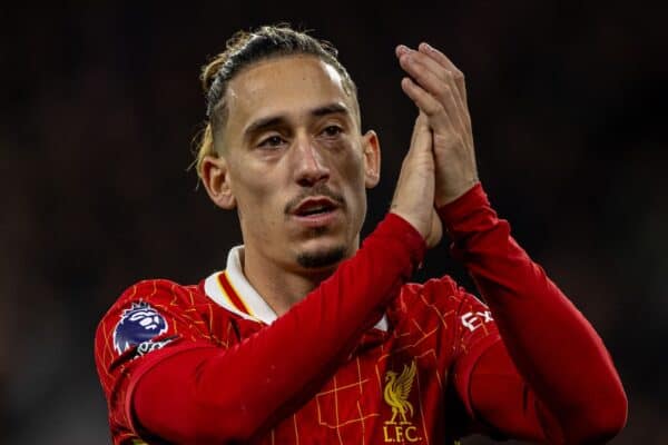 LIVERPOOL, ENGLAND – Samstag, 2. November 2024: Liverpools Kostas Tsimikas applaudiert den Fans während des FA Premier League-Spiels zwischen Liverpool FC und Brighton & Hove Albion FC in Anfield. (Foto von David Rawcliffe/Propaganda)