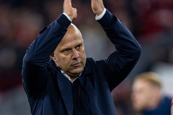 LIVERPOOL, INGHILTERRA - sabato 2 novembre 2024: Arne Slot, allenatore del Liverpool, applaude i tifosi dopo la partita della fa Premier League tra il Liverpool FC e il Brighton & Hove Albion FC ad Anfield. (Foto di David Rawcliffe/Propaganda)