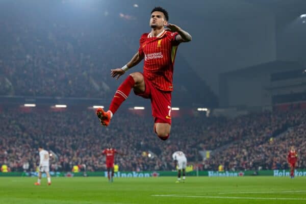 LIVERPOOL, INGHILTERRA - mercoledì 2 ottobre 2024: Luis Díaz di Liverpool festeggia dopo aver segnato il gol di apertura durante la partita della UEFA Champions League tra Liverpool FC e Bayer Leverkusen ad Anfield. (Foto di David Rawcliffe/Propaganda)