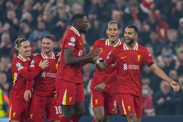 LIVERPOOL, INGHILTERRA - mercoledì 2 ottobre 2024: Cody Gakpo (R) di Liverpool festeggia dopo aver segnato il secondo gol durante la partita della UEFA Champions League tra Liverpool FC e Bologna FC 1909 ad Anfield. (Foto di David Rawcliffe/Propaganda)