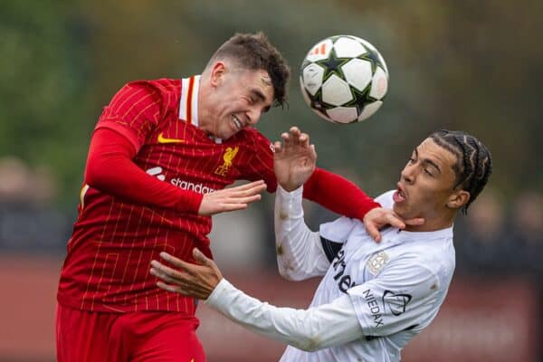 KIRKBY, INGHILTERRA - Martedì 5 novembre 2024: Josh Davidson (L) di Liverpool sfida per un'intestazione con Montrell Culbreath di Bayer Leverkusen durante la partita della UEFA Youth League tra gli Under-19 del Liverpool FC e gli Under-19 del Bayer Leverkusen alla Liverpool Academy. (Foto di David Rawcliffe/Propaganda)