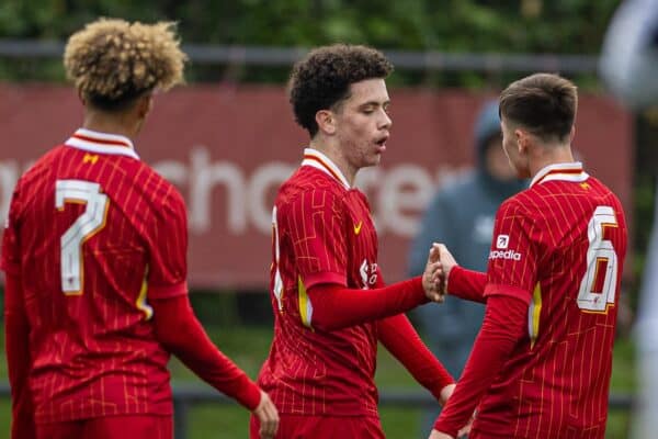 KIRKBY, INGHILTERRA - Martedì 5 novembre 2024: Kieran Morrison del Liverpool festeggia dopo aver segnato il primo gol del pareggio della sua squadra durante la partita della UEFA Youth League tra gli Under 19 del Liverpool FC e gli Under 19 del Bayer Leverkusen alla Liverpool Academy. (Foto di David Rawcliffe/Propaganda)