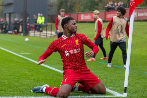 KIRKBY, INGHILTERRA - Martedì 5 novembre 2024: Keyrol Figueroa del Liverpool festeggia dopo aver segnato il terzo gol durante la partita della UEFA Youth League tra gli Under 19 del Liverpool FC e gli Under 19 del Bayer Leverkusen alla Liverpool Academy. (Foto di David Rawcliffe/Propaganda)