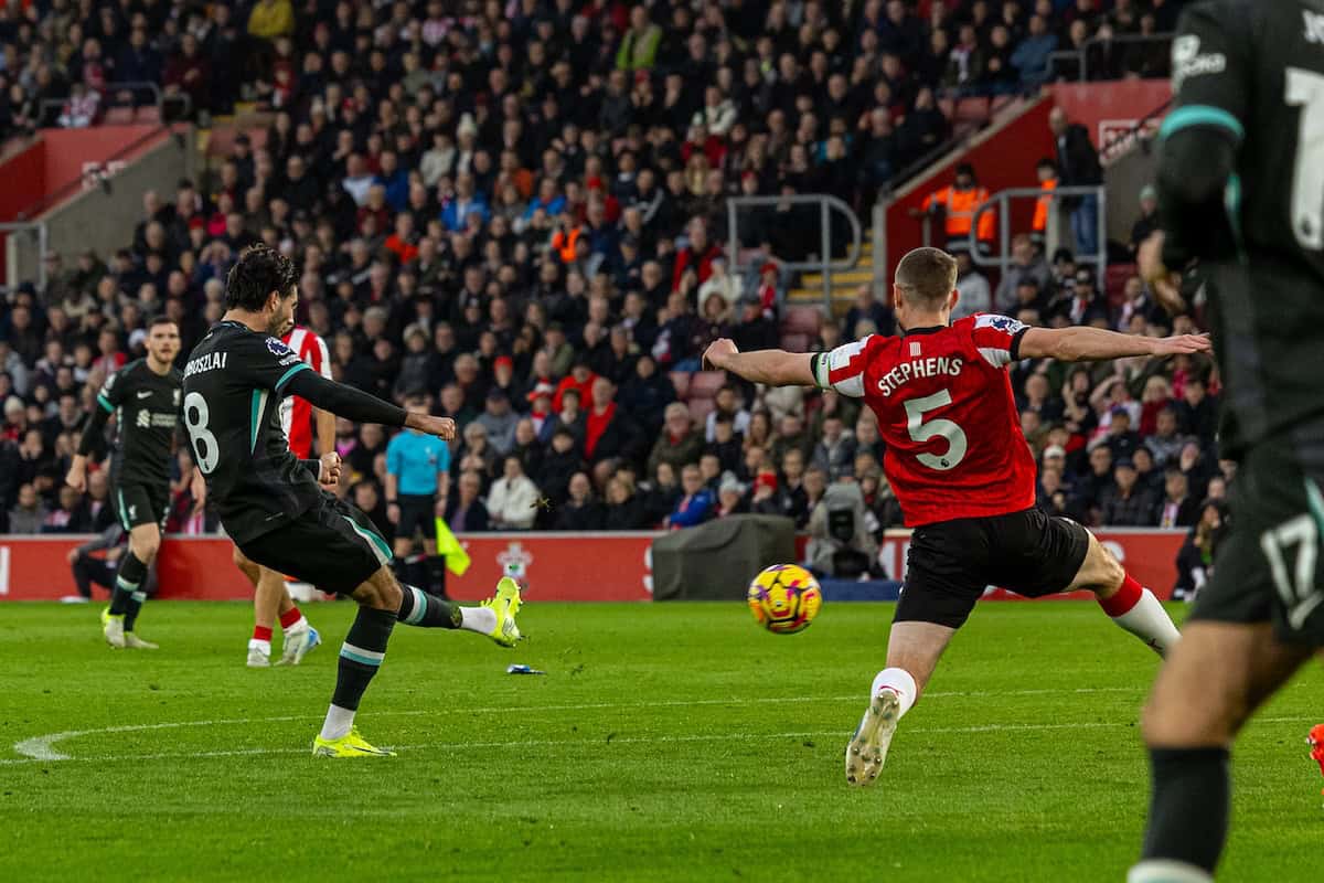 SOUTHAMPTON, ENGLAND - Sunday, November 24, 2024: Liverpool's Dominik Szoboszlai scores the first goal during the FA Premier League match between Southampton FC and Liverpool FC at St Mary's Stadium. (Photo by David Rawcliffe/Propaganda)