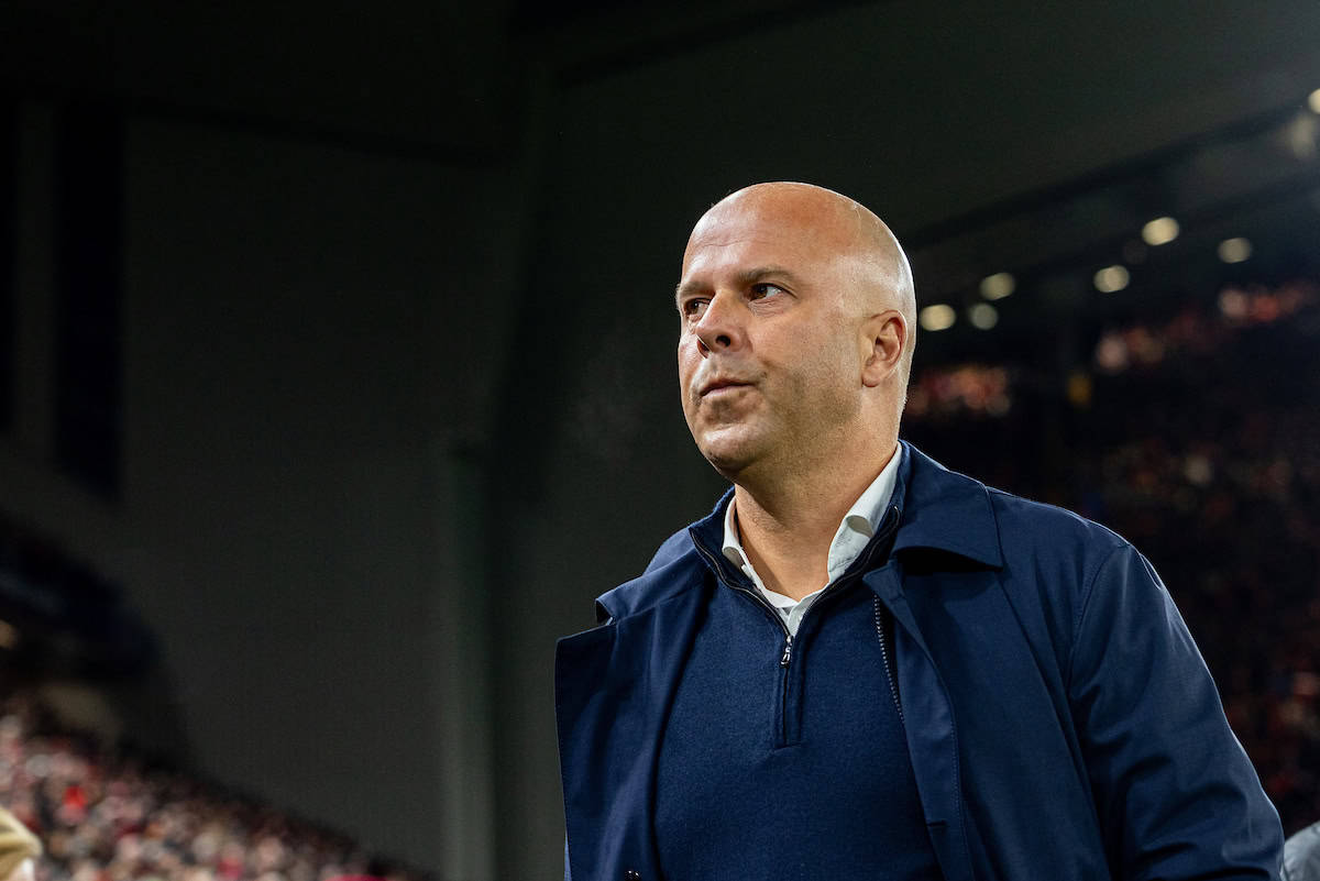 LIVERPOOL, INGLATERRA - Miércoles 27 de noviembre de 2024: Arne Slot, entrenador del Liverpool, durante el partido de la Liga de Campeones de la UEFA entre el Liverpool FC y el Real Madrid CF en Anfield. (Foto de David Rawcliffe/Propaganda)