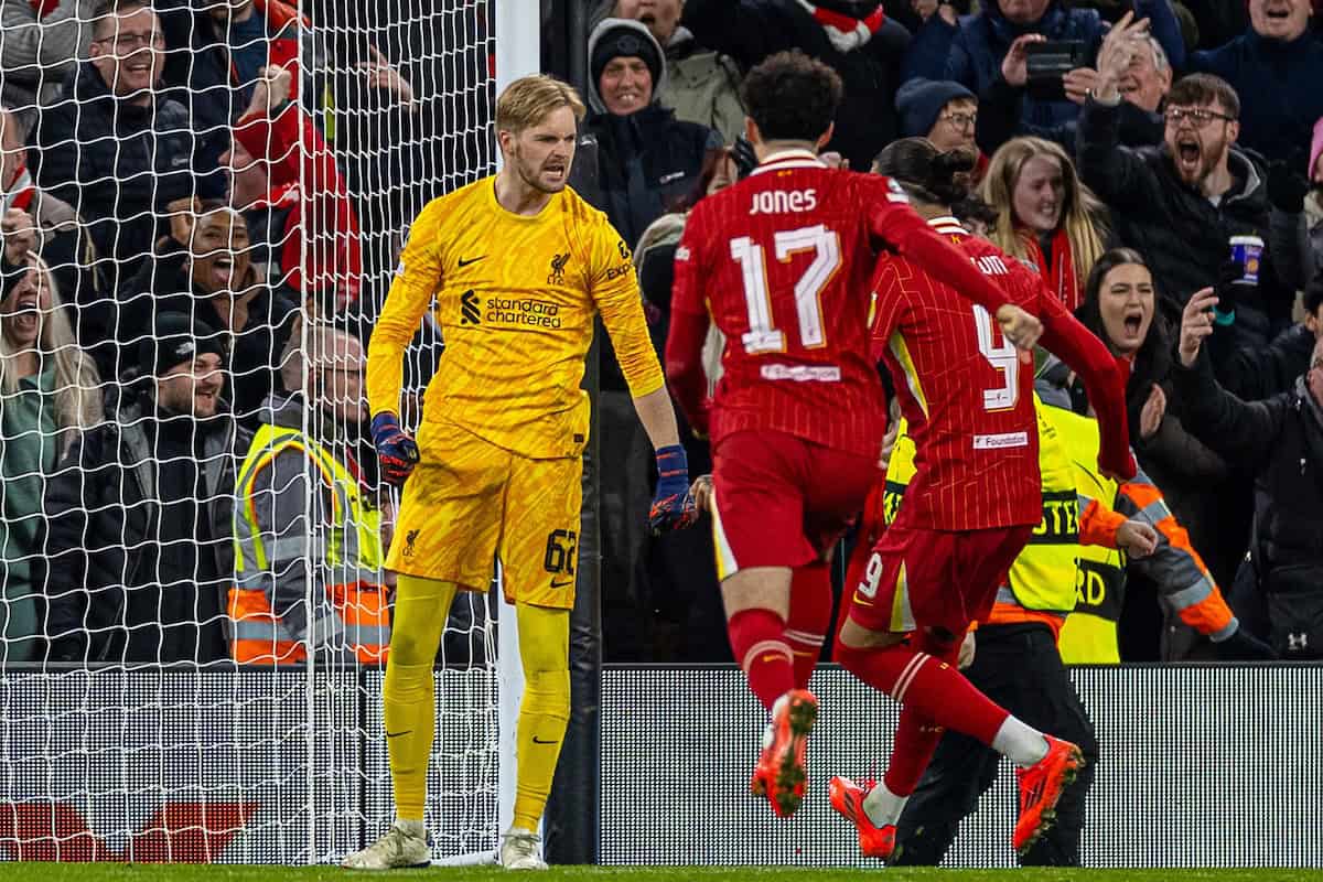 LIVERPOOL, INGLATERRA - Miércoles 27 de noviembre de 2024: El portero del Liverpool, Caoimhin Kelleher, celebra tras salvar un penalti de Kylian Mbappé del Real Madrid durante el partido de la Liga de Campeones de la UEFA entre el Liverpool FC y el Real Madrid CF en Anfield. (Foto de David Rawcliffe/Propaganda)