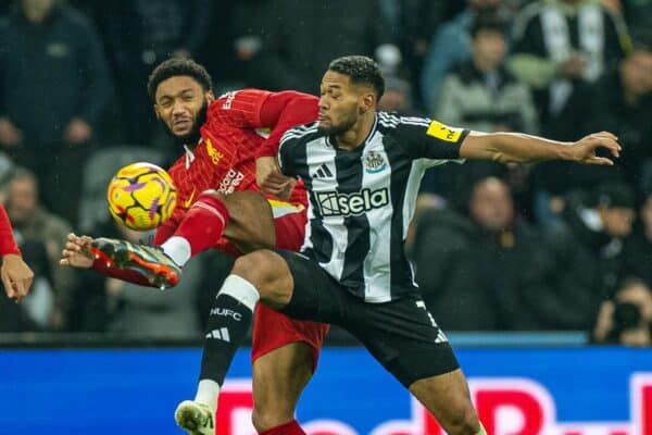 NEWCASTLE-UPON-TYNE, INGHILTERRA - mercoledì 4 dicembre 2024: Joe Gomez (L) di Liverpool sfida Joelinton Cássio Apolinário de Lira di Newcastle United durante la partita della fa Premier League tra il Newcastle United FC e il Liverpool FC al St James' Park. (Foto di David Rawcliffe/Propaganda)