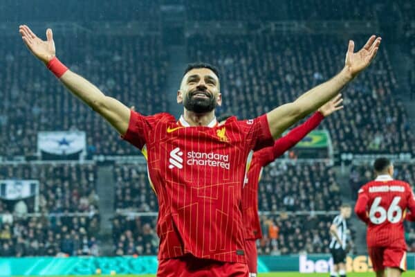 NEWCASTLE-UPON-TYNE, INGHILTERRA - mercoledì 4 dicembre 2024: Mohamed Salah del Liverpool festeggia dopo aver segnato il terzo gol della sua squadra portando il punteggio sul 2-3 durante la partita della FA Premier League tra Newcastle United FC e Liverpool FC al St James' Park . (Foto di David Rawcliffe/Propaganda)