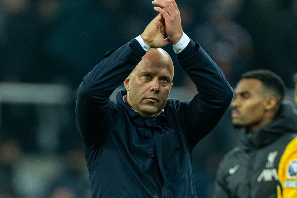 NEWCASTLE-UPON-TYNE, ENGLAND - Wednesday, December 4, 2024: Liverpool's head coach Arne Slot applauds the supporters after the FA Premier League match between Newcastle United FC and Liverpool FC at St James' Park. (Photo by David Rawcliffe/Propaganda)