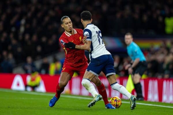 LONDON, ENGLAND – Sonntag, 22. Dezember 2024: Liverpools Kapitän Virgil van Dijk (l.) wird während des FA Premier League-Spiels zwischen Tottenham Hotspur FC und Liverpool FC im Tottenham Hotspur Stadium von Dominic Solanke von Tottenham Hotspur herausgefordert. (Foto von David Rawcliffe/Propaganda)