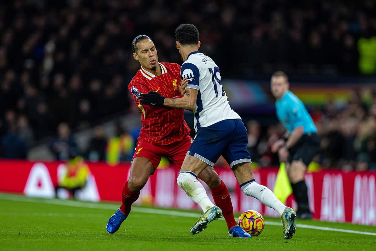 LONDON, ENGLAND - Sunday, December 22, 2024: Liverpool's captain Virgil van Dijk (L) is challenged by Tottenham Hotspur's Dominic Solanke during the FA Premier League match between Tottenham Hotspur FC and Liverpool FC at the Tottenham Hotspur Stadium. (Photo by David Rawcliffe/Propaganda)