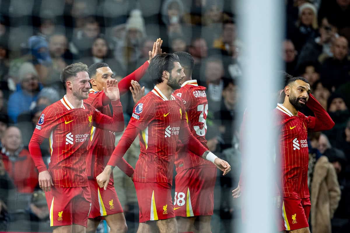 LONDON, ENGLAND – Sonntag, 22. Dezember 2024: Liverpools Alexis Mac Allister (L) feiert, nachdem er beim FA Premier League-Spiel zwischen Tottenham Hotspur FC und Liverpool FC im Tottenham Hotspur Stadium das zweite Tor mit einem Kopfball erzielt hat. (Foto von David Rawcliffe/Propaganda)