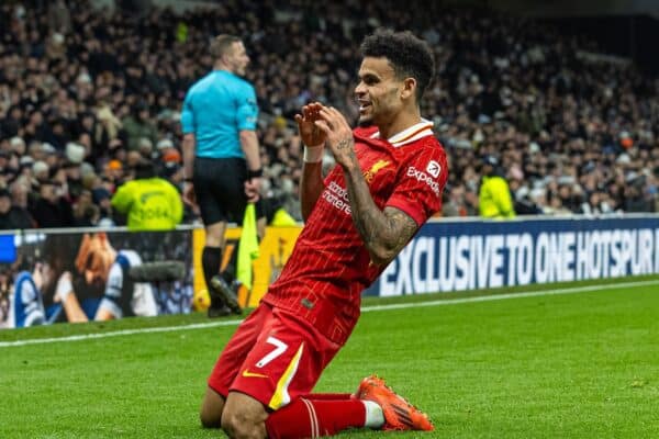 LONDON, ENGLAND – Sonntag, 22. Dezember 2024: Liverpools Luis Díaz feiert, nachdem er beim FA Premier League-Spiel zwischen Tottenham Hotspur FC und Liverpool FC im Tottenham Hotspur Stadium das sechste Tor seiner Mannschaft erzielt hat. (Foto von David Rawcliffe/Propaganda)