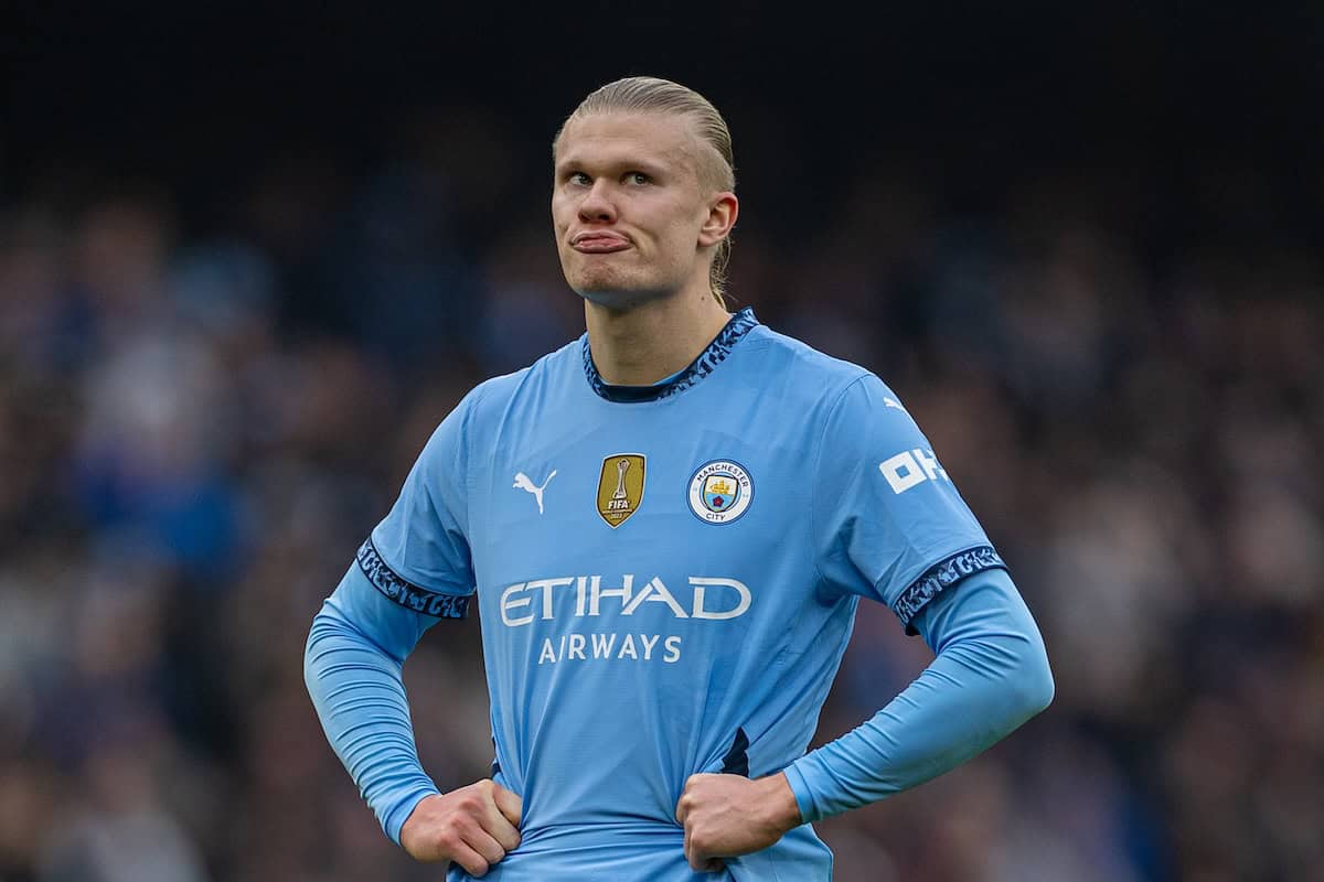 MANCHESTER, ENGLAND - Thursday, December 26, 2024: Manchester City's Erling Haaland reacts after seeing his penalty kick saved during the FA Premier League match between Manchester City FC and Everton FC at the City of Manchester Stadium. (Photo by David Rawcliffe/Propaganda)