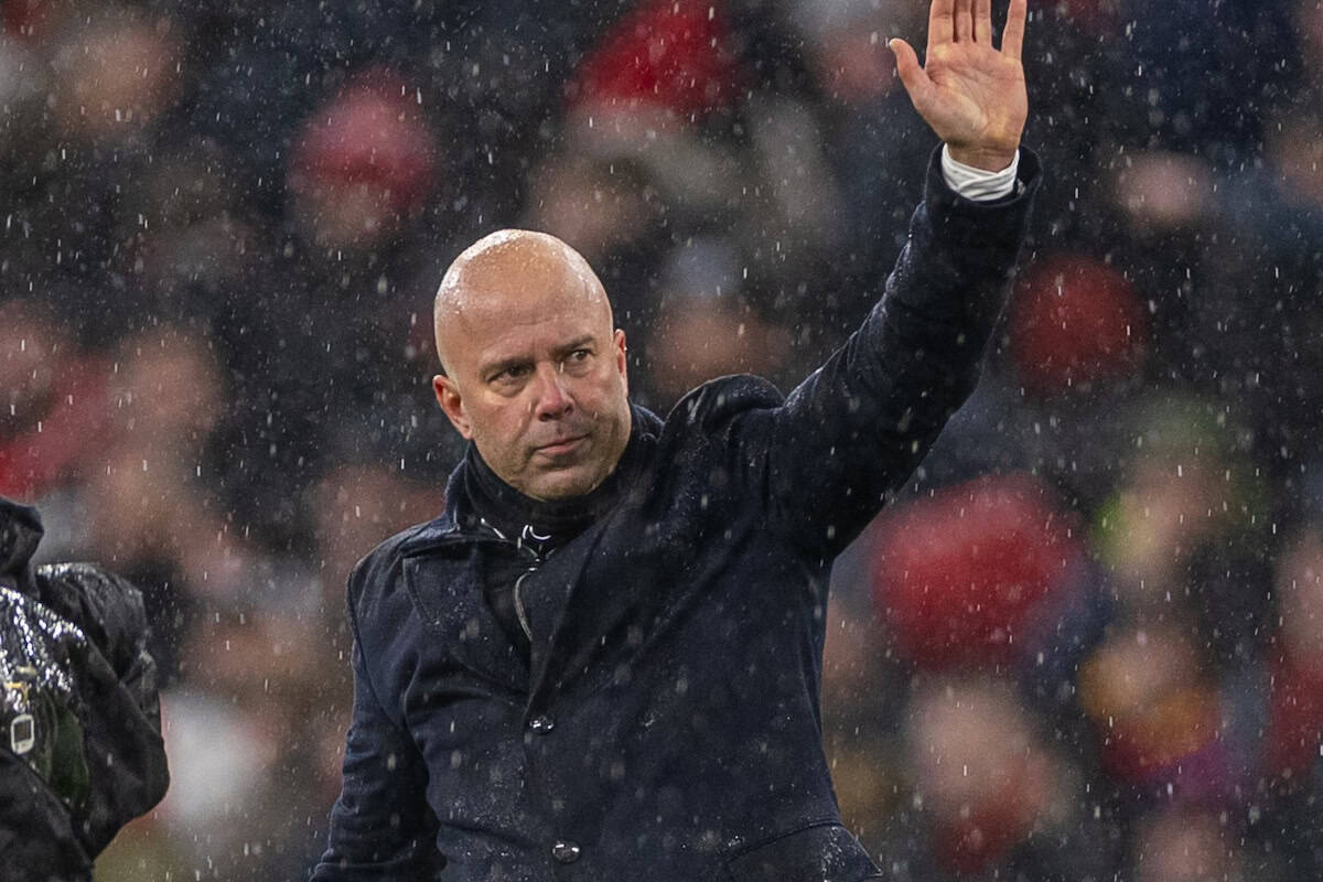 LIVERPOOL, ENGLAND - Sunday, January 5, 2025: Liverpool's head coach Arne Slot waves to the supporters after the FA Premier League match between Liverpool FC and Manchester United FC at Anfield. (Photo by David Rawcliffe/Propaganda)