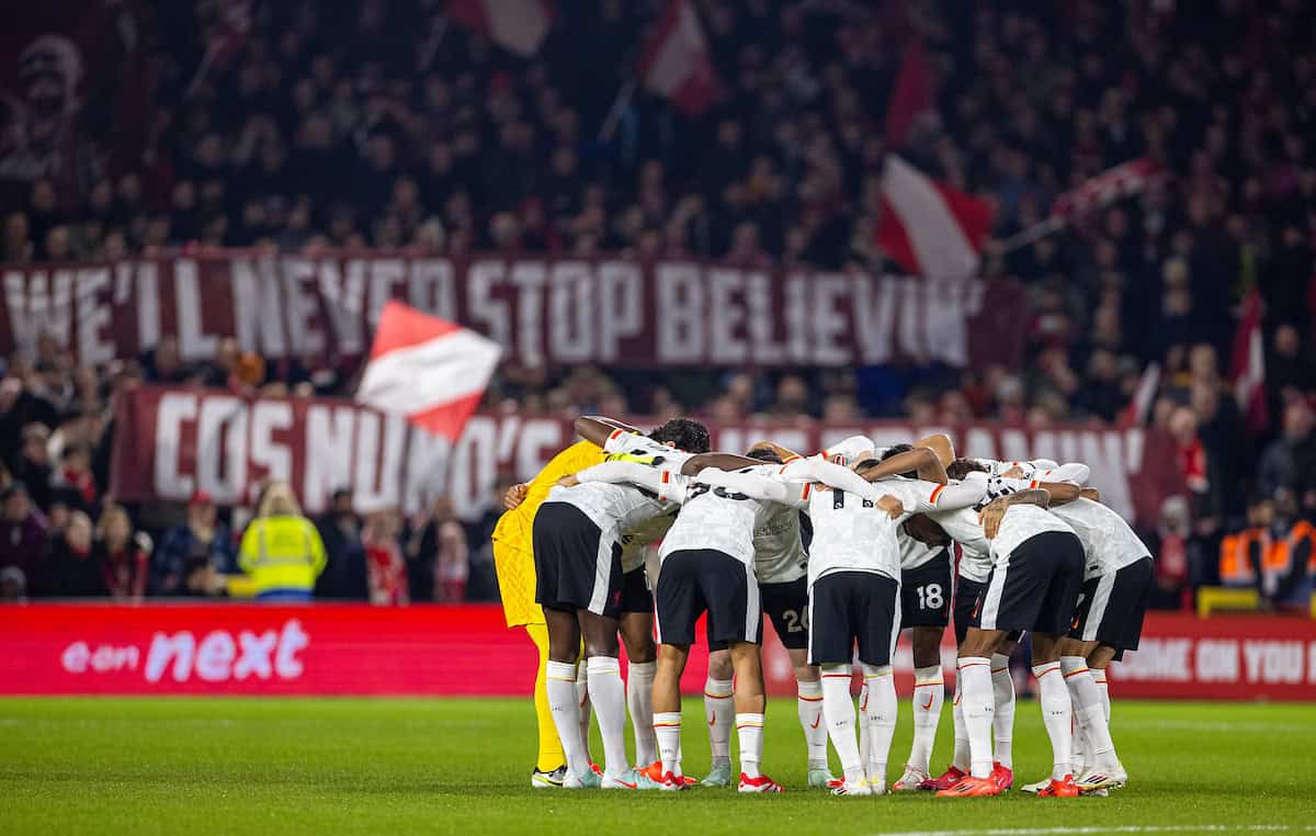 NOTTINGHAM, ENGLAND - Tuesday, January 14, 2025: Liverpool players form a pre-match huddle before the FA Premier League match between Nottingham Forest FC and Liverpool FC at the City Ground. (Photo by David Rawcliffe/Propaganda)