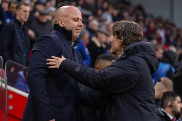 LONDON, ENGLAND - Saturday, January 18, 2025: Liverpool's head coach Arne Slot (L) greets Brentford's head coach Thomas Frank before the FA Premier League match between Brentford FC and Liverpool FC at the Brentford Community Stadium. (Photo by David Rawcliffe/Propaganda)