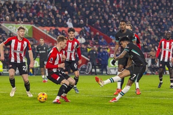 LONDON, ENGLAND - Saturday, January 18, 2025: Liverpool's Luis Díaz shoots during the FA Premier League match between Brentford FC and Liverpool FC at the Brentford Community Stadium. (Photo by David Rawcliffe/Propaganda)