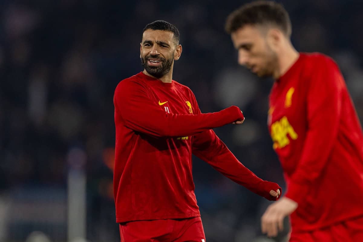 PARIS, FRANCE - Wednesday, March 5, 2025: Liverpool's Mohamed Salah during the pre-match warm-up before the UEFA Champions League Round of 16 1st Leg game between Paris Saint-Germain and Liverpool FC at the Parc des Princes. (Photo by David Rawcliffe/Propaganda)