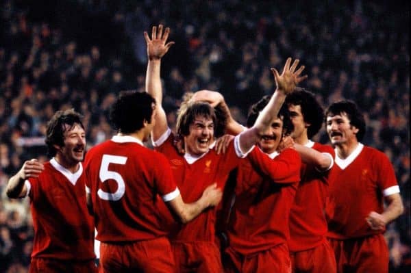 Kenny Dalglish (centro) del Liverpool es felicitado por sus compañeros de equipo después de marcar el gol de la victoria.