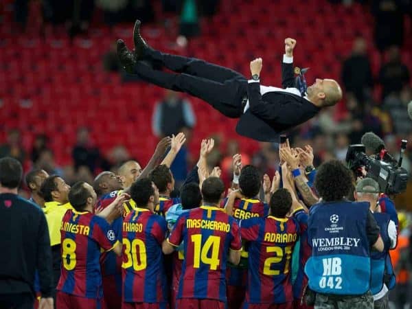 LONDRA, INGHILTERRA, sabato 28 maggio 2011: l'allenatore dell'FC Barcelona Josep Guardiola viene lanciato in aria dalla sua squadra mentre festeggia la vittoria della Coppa dei Campioni dopo aver battuto il Manchester United 3-1 durante la finale della UEFA Champions League allo stadio di Wembley. (Foto di Chris Brunskill/Propaganda)