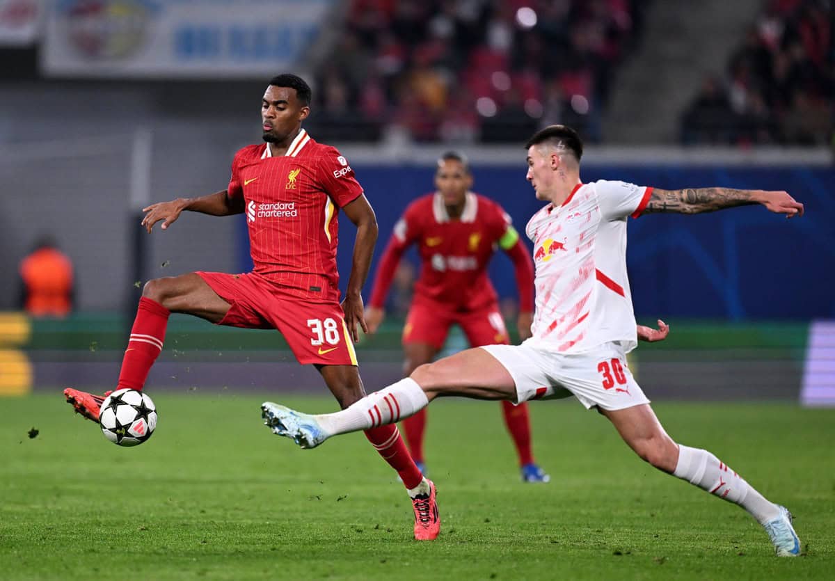 LEIPZIG, GERMANY - OCTOBER 23: Ryan Gravenberch of Liverpool controls the ball whilst under pressure from Benjamin Sesko of RB Leipzig during the UEFA Champions League 2024/25 League Phase MD3 match between RB Leipzig and Liverpool FC at Leipzig Stadium on October 23, 2024 in Leipzig, Germany. (Photo by Oliver Hardt - UEFA/UEFA via Getty Images)