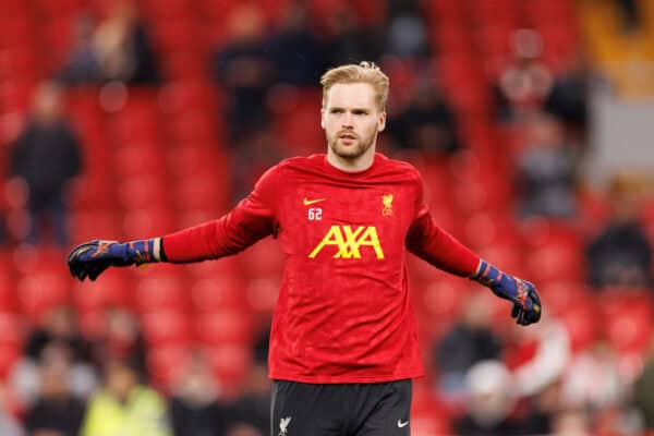 LIVERPOOL, INGHILTERRA - mercoledì 25 settembre 2024: Il portiere di Liverpool Caoimhin Kelleher si riscalda prima della terza partita della Football League Cup tra il Liverpool FC e il West Ham United FC ad Anfield. (Foto di Ryan Brown/Propaganda)