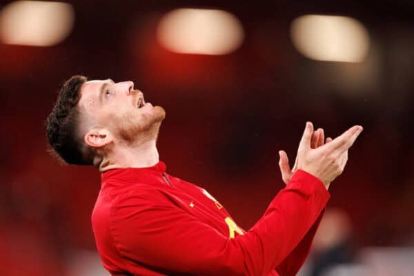 LIVERPOOL, INGHILTERRA - Mercoledì 25 settembre 2024: Andrew Robertson di Liverpool si riscalda prima della terza partita della Football League Cup tra il Liverpool FC e il West Ham United FC ad Anfield. (Foto di Ryan Brown/Propaganda)