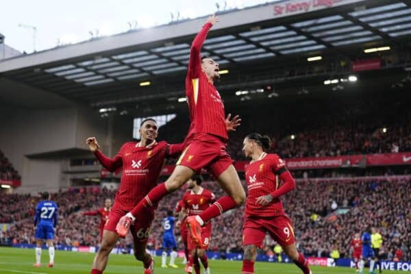 Curtis Jones (al centro) celebra il gol vincente di Liverpool contro Chelsea (Peter Byrne/PA)