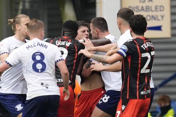 Owen Beck di Blackburn Rovers si confronta con Milutin Osmajic di Preston North End prima di ricevere un cartellino rosso durante la partita del campionato Sky Bet a Deepdale, Preston. Data immagine: domenica 22 settembre 2024.